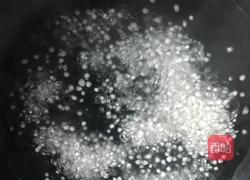 红糖荷包蛋西米露的做法图解2