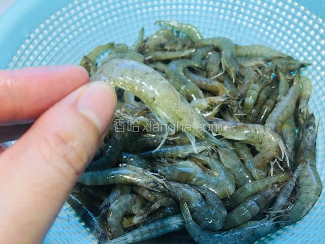 小海虾洗净滤干水分