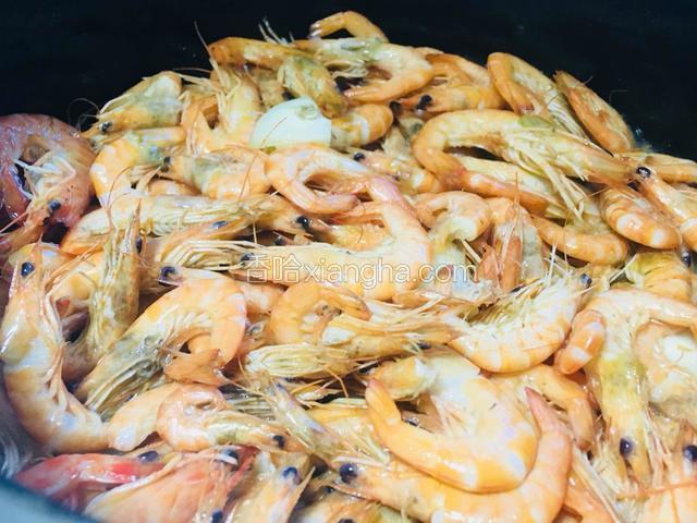 放入一半的蒜和小海虾爆炒出香味