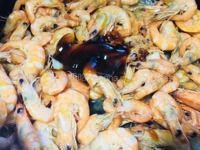 淋入料酒和蚝油翻炒入味，8成熟即可