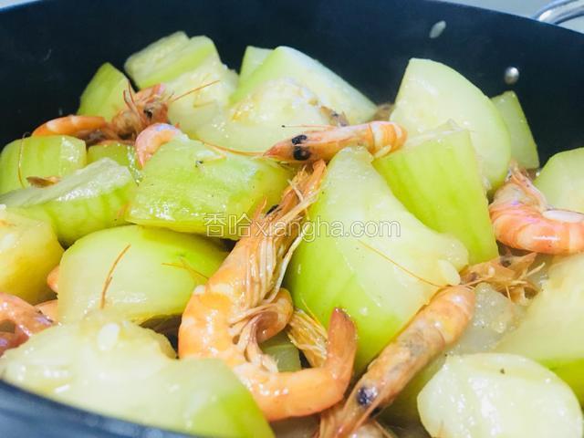 倒入小海虾翻炒均匀，焖30秒即可