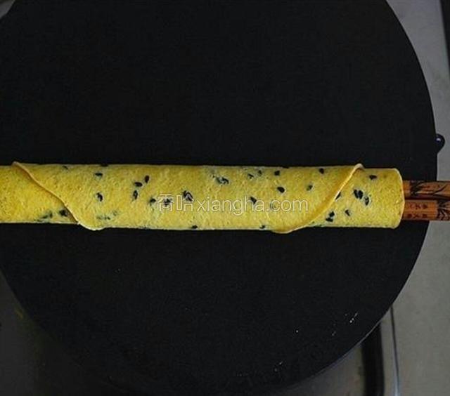 用筷子迅速卷起