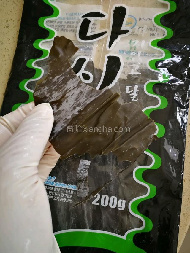 家里有这样的干海带的话，可以用还带水调酱，没有的话请跳过7、8直接用水也行的。