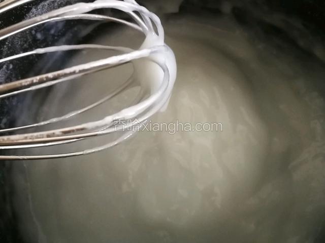 糯米水小火慢熬至糊状，持续搅拌才行哟，不然会结块糊锅。盛出晾凉。