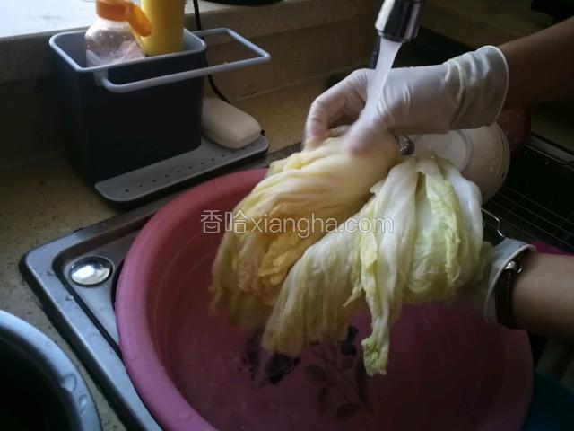 用水冲4-5遍，把盐水洗干净了。