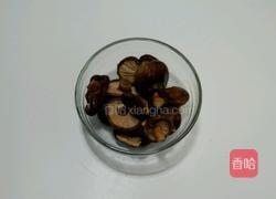 珍珠菇烩芹菜腐竹的做法图解1