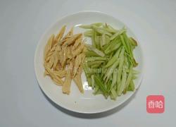 珍珠菇烩芹菜腐竹的做法图解2