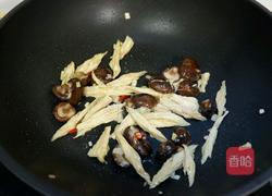 珍珠菇烩芹菜腐竹的做法图解6
