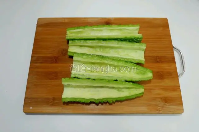 苦瓜去蒂，对半切开，去籽。