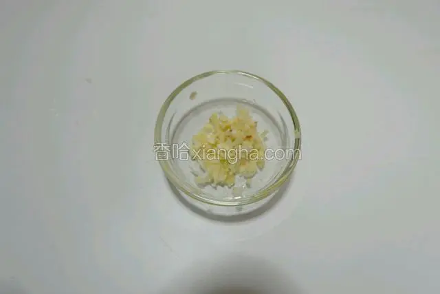大蒜切成末