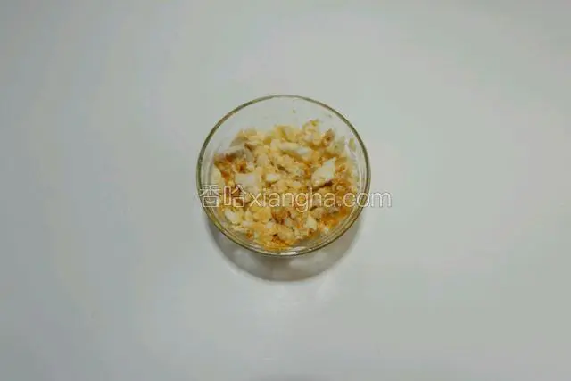 咸蛋切成小粒
