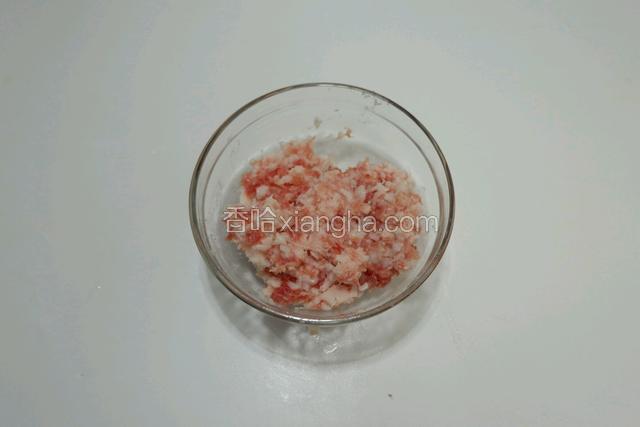 猪肉洗净剁碎成末