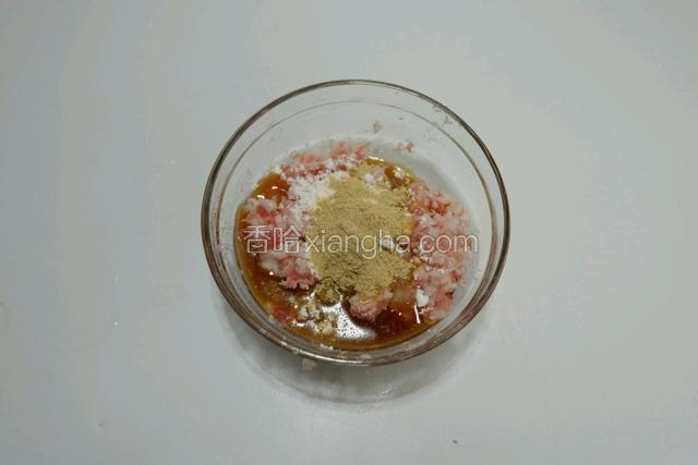 加入生抽、淀粉、料酒