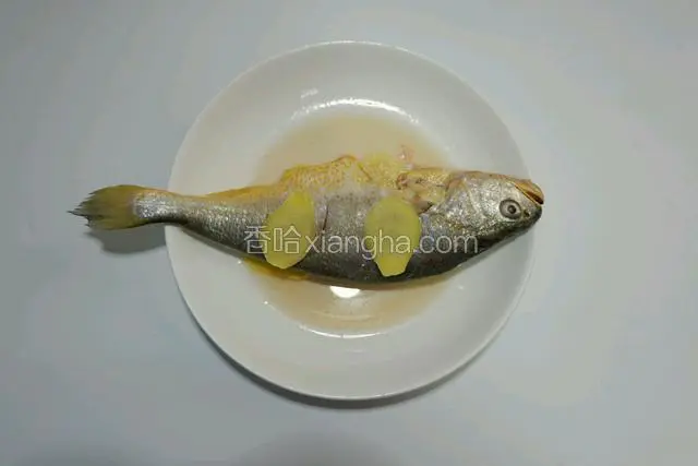 铺好姜片，抹好料酒腌制20分钟