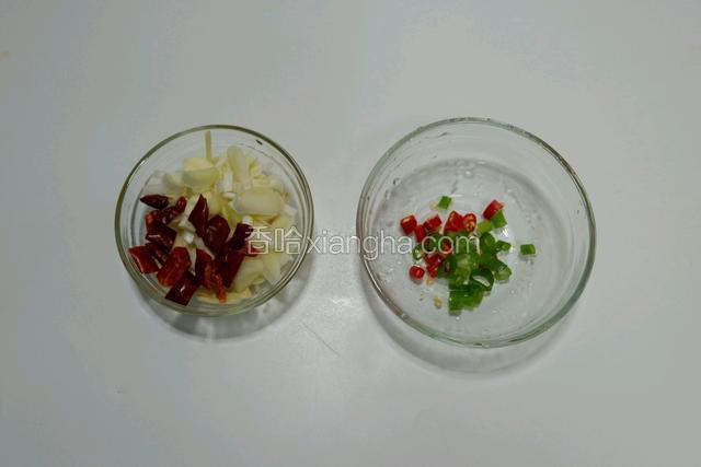 葱姜蒜分别切碎，干辣椒切小段，香葱小米椒切小段