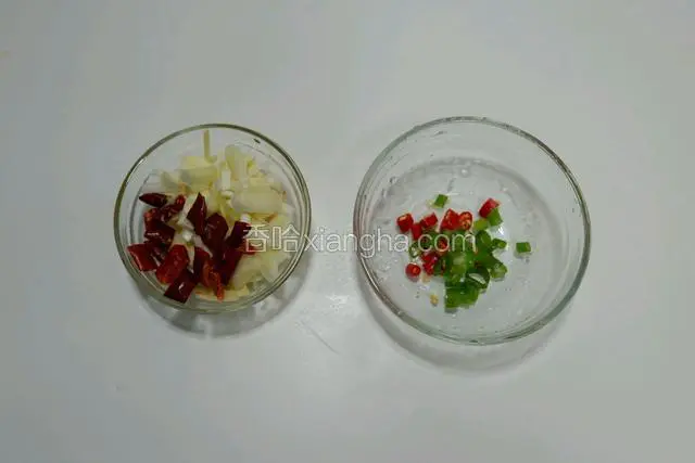 葱姜蒜分别切碎，干辣椒切小段，香葱小米椒切小段