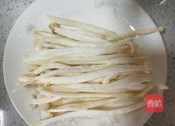 海鲜菇炒香芹的做法图解1