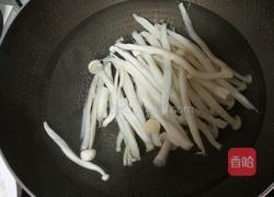 海鲜菇炒香芹的做法图解4