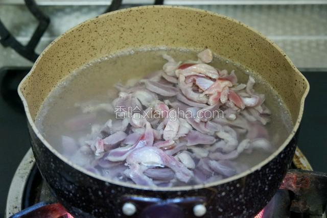 锅中加入料酒和清水，水开后放鸡胗