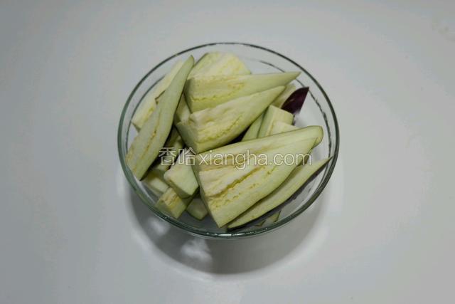 茄子洗净切成长条