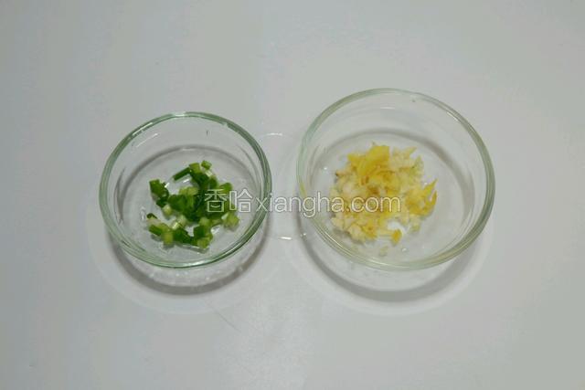 码入盘中放入微波炉高火5分钟，或者用蒸锅蒸熟