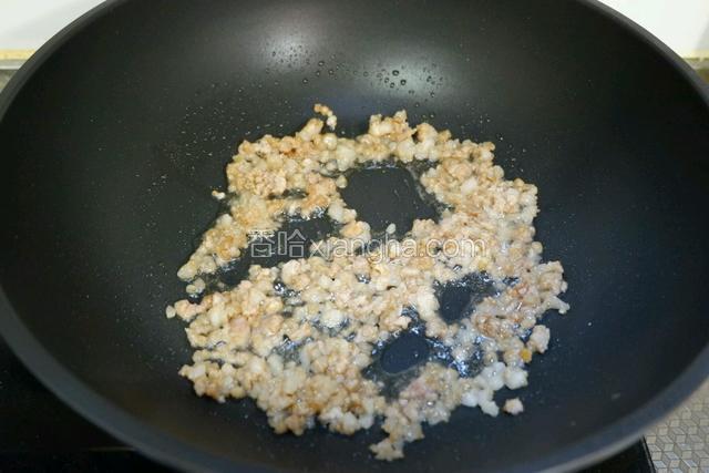 起锅热油，加入猪肉末翻炒至断生