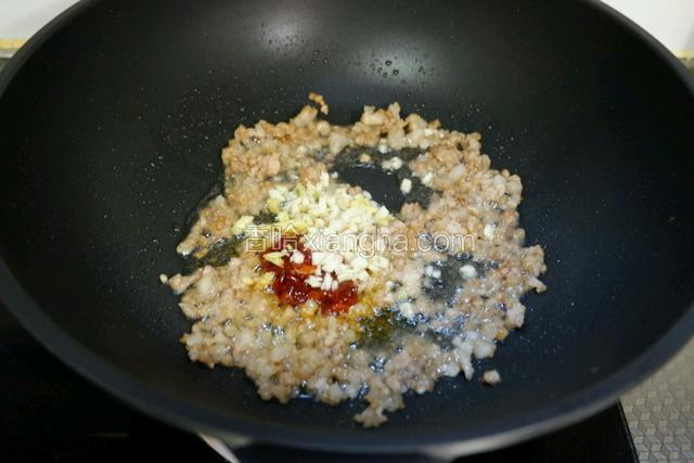 加入豆瓣酱，蒜末炒出红油香味