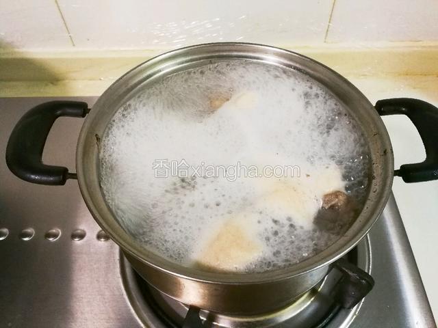 剁成小块，和冷水一起放入锅中烧开