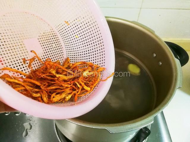 放入蛹虫草，盖上高压锅盖烧开加上气顶阀转动后，转小火烧四十分钟关火