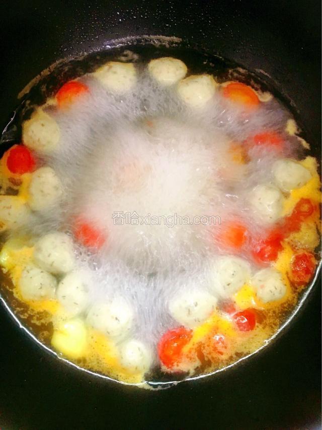 加入1500毫升的热水，下丸子和大蒜大火煮至丸子上浮