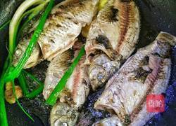 萝卜丝鲫鱼汤的做法图解4