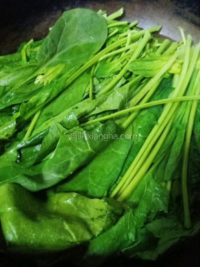 菠菜洗净焯水，焯菠菜的时候放一点点油，这样焯出来的菠菜颜色好看