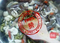 酸菜肥肠鸭血煲的做法图解2