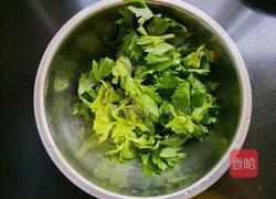 芹菜叶皮蛋瘦肉汤的做法图解2