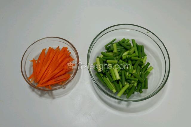 鸡蛋打散成蛋液，放锅中煎熟成蛋饼，取出稍稍放凉，切成丝备用
蒜苔洗净切成小段，胡萝卜洗净切成粗丝