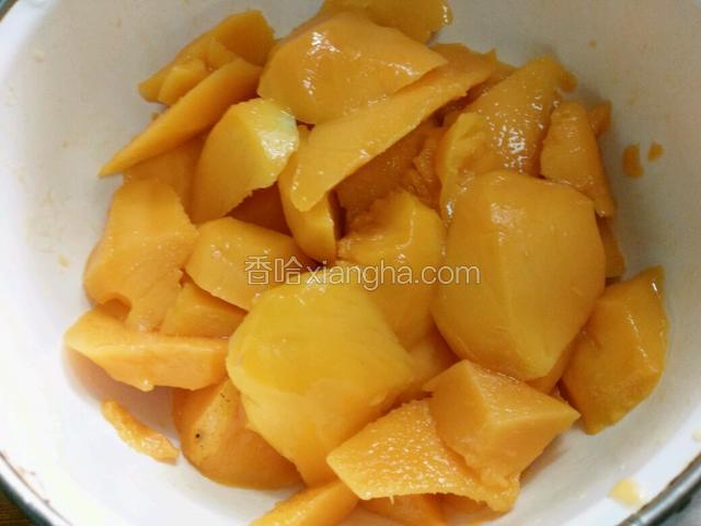 芒果洗净去皮，取出果肉切小块