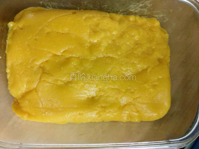 倒入玻璃盒子里，用刀把表面刮平，放凉