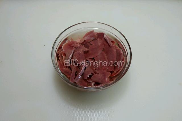猪心切成片，用清水中浸泡半个小时，清水中滴入些许高度白酒。（如出血水后倒掉，重新换水，再浸泡）