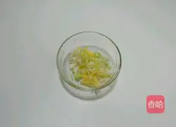 Illustration of how to stir-fry pig heart with garlic moss 3