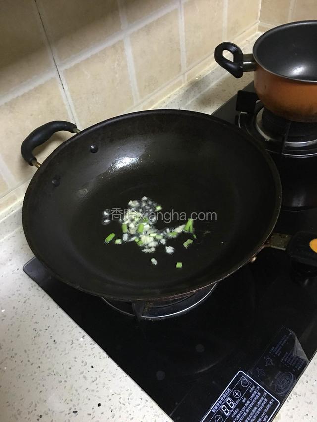 油热放入葱花，蒜爆香