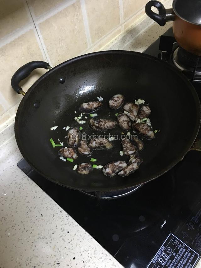 炒出香味后放入手工灌肠炒香