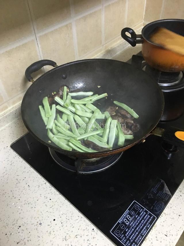 放入豆角继续翻炒