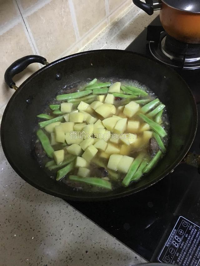 大火煮，煮至豆角熟透放入土豆，放入盐，小火继续炖