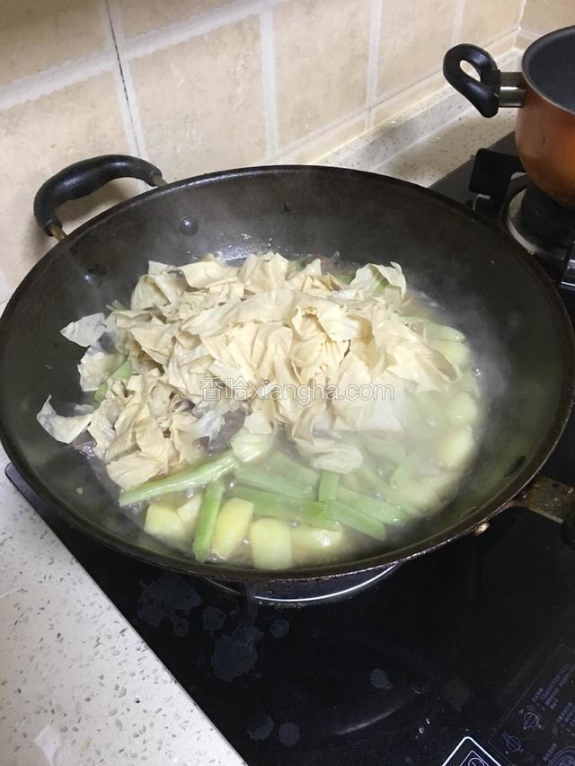 炖至土豆发软放入豆皮