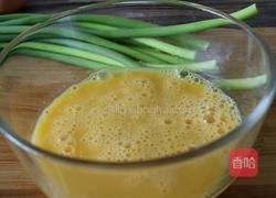 鸡蛋木耳炒蒜薹的做法图解3