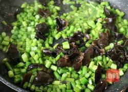 鸡蛋木耳炒蒜薹的做法图解6