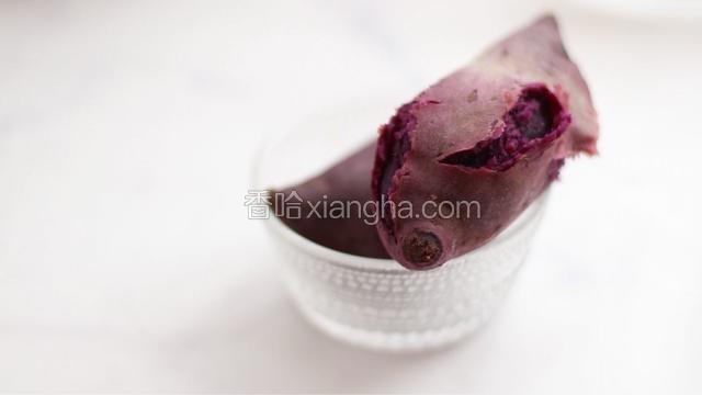 紫薯洗干净后上锅蒸熟