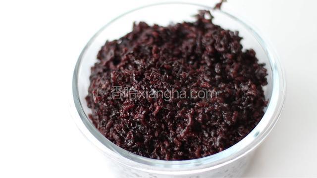 倒入保鲜盒里，待其冷却后，可放冰箱冷藏，随吃随取