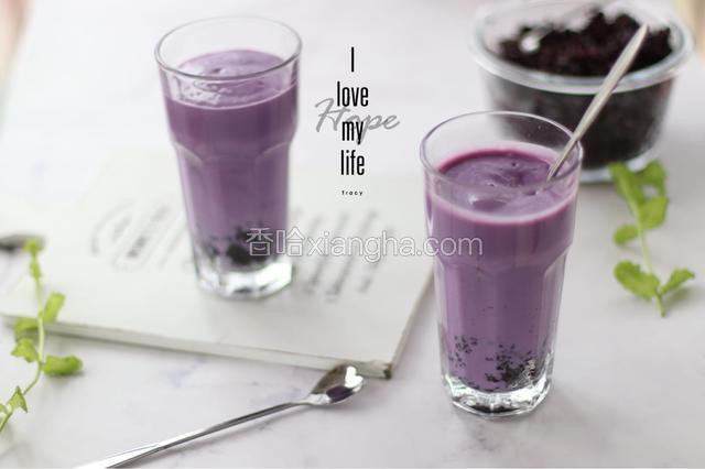 杯子底放一些血糯米，再将紫薯牛奶糊倒进去即可