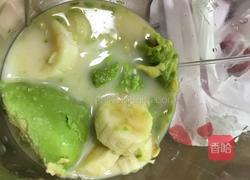 香蕉牛油果奶昔的做法图解2